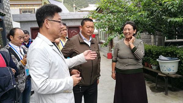 访问团在藏民家做客