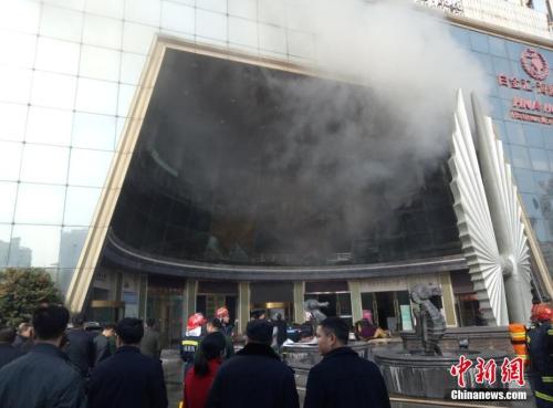 资料图：2017年2月25日，江西南昌市红谷滩新区一家星级酒店发生火灾。刘占昆 摄