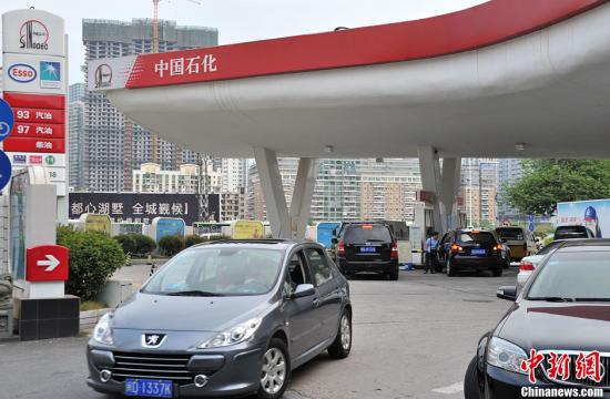图为民众在厦门一加油站加油。<a target='_blank' href='http://www.chinanews.com/'>中新社</a>发 吕明 摄