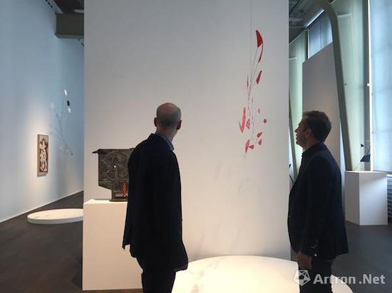 亚历山大·考尔德基金会负责人Sandy Rower（右）与大卫·史密斯艺术资产Peter Stevens（左）在“亚历山大·考尔德 / 大卫·史密斯”（Alexander Calder / David Smith）对话展现场