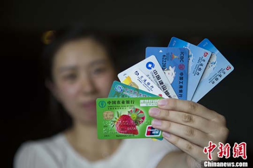 民众展示银行卡。 <a target='_blank' href='http://www.chinanews.com/'>中新社</a>记者 张云 摄 