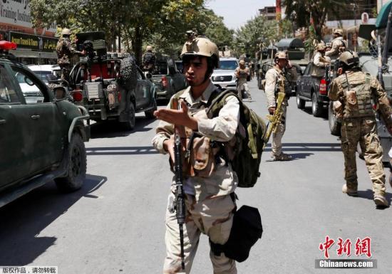 当地时间2017年7月31日，阿富汗喀布尔，当地安全官员称，阿富汗喀布尔伊拉克使馆附近发生自杀炸弹袭击，伤亡暂时不明。
