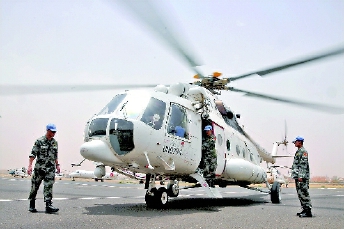     7月31日，中国首批维和直升机分队31日在苏丹喀土穆国际机场成功首飞。不久，这批“和平之鹰”将飞赴苏丹达尔富尔地区执行维和任务。  新华社发