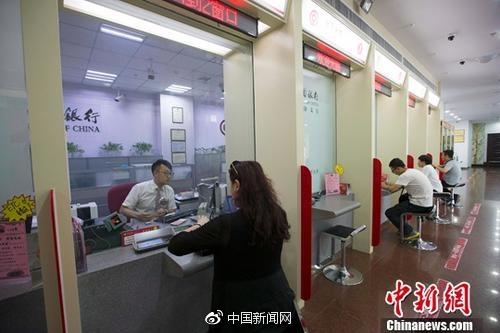 8月1日，山西太原，民众在银行办理业务。中新社记者张云摄