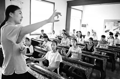 山东某地的夏令营上，学生们学习古琴。
