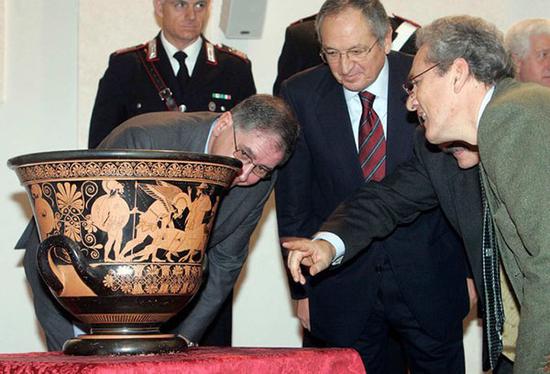 意大利官员们正在赞赏那件2008年从Met回到罗马的欧弗洛尼奥斯双耳喷口陶杯