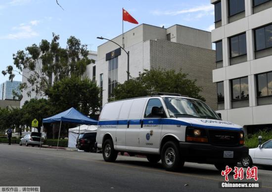 当地时间8月1日早上6点，美国洛杉矶，一名亚裔男子在中国驻洛杉矶总领馆门前向总领馆的建筑和门牌开枪射击，枪手随后开枪自杀身亡。枪击案没有造成除枪手以外的其他人员伤亡。
