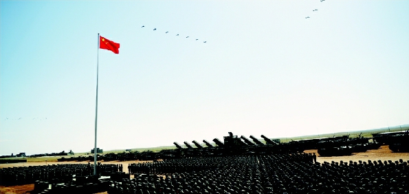 7月30日，庆祝中国人民解放军建军90周年阅兵在位于内蒙古的朱日和训练基地举行。中共中央总书记、国家主席、中央军委主席习近平检阅部队并发表重要讲话。这是纪念标识梯队。  新华社发