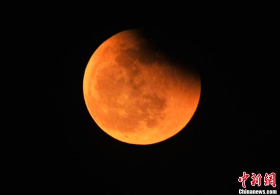 12月21日，精彩绝伦的月食天象现身天宇。月食分为半影月食、月偏食和月全食三种。月全食是地球运行到太阳与月球之间，当三者在一条直线时，地球影子将月球遮住的天文现象。图为北京时间17：54分拍摄的月全食“复原”过程。复圆指月球与地球本影二次外切，月球离开地球本影，月偏食结束。<a target='_blank' href='http://www.chinanews.com/'>中新社</a>记者 金硕 摄