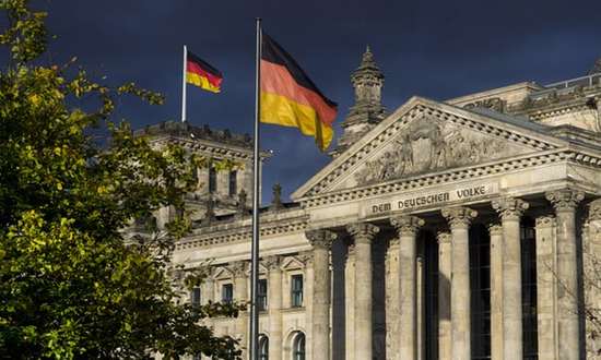 英媒:两中国游客在德国会大厦门口行纳粹礼 被拘捕