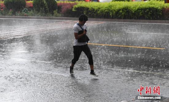 7月14日，兰州连续几日的高温被一场突如其来的大雨浇灌，高温暂时缓解。<a target='_blank' href='http://www.chinanews.com/'>中新社</a>记者 杨艳敏 摄
