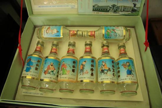  上海神仙酒厂的老瓶子，8个瓶子凑成一套“八仙过海”。