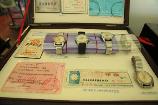  邵跟才收藏的上海牌手表，不仅有表本身，还有兑换的票证，说明书，商标等等。