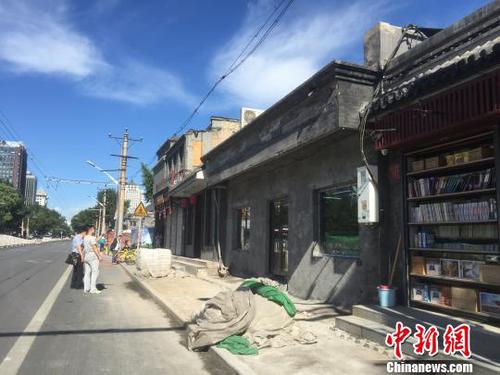 在整治“开墙打洞”乱象的基础上，北京的老城区同步进行着升级改造。图为阜成门内大街正在进行整治。　曾鼐 摄