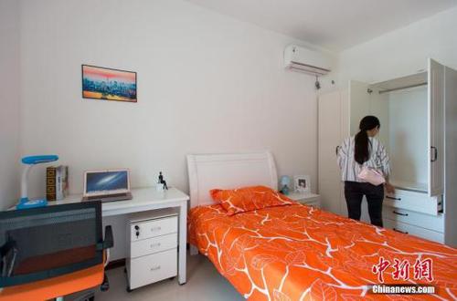 7月3日，武汉的大学生人才公寓面世，共有3605套。公寓配有基本生活设施，可拎包入住，面向毕业三年内留汉创业就业的无房大学生，最长租期可达3年。据了解，第一批公布的公寓分布在武汉全部13个辖区内，包括单套、一室一厅、二室一厅等简单装修后的多种户型，最快即日起可接受申请。近期，武汉市发布系列大学生留汉优惠政策，从安居落户、促进就业、支持创业、高效服务等方面，力争5年内将100万大学生留在武汉。<a target='_blank' href='http://www.chinanews.com/'>中新社</a>记者 钟欣 摄