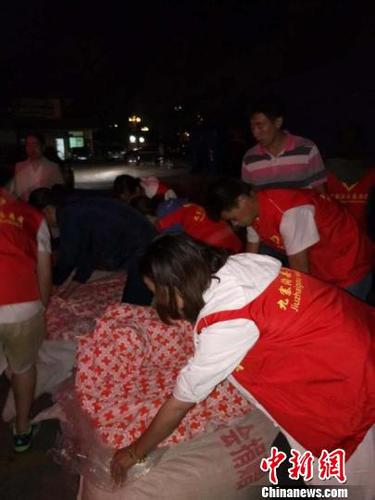 四川省红十字会系统首批物资发放到九寨沟受灾民众手中