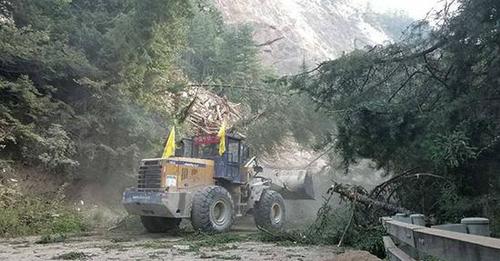 九寨沟地震后第一夜:村民自发用挖掘机抢通公路
