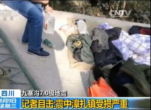 污水处理厂工人因地震而睡在室外，随身携带饮用水和零食。