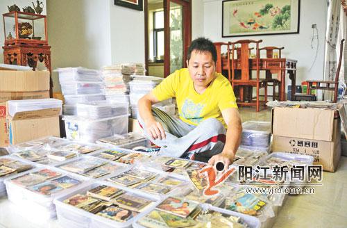 陈星雄在家里整理他收藏的小人书。 宋福亮 摄