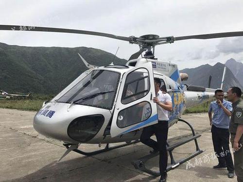 直升机深入九寨沟盲区搜救 找到27人3人被救出