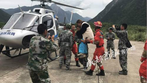 直升机深入九寨沟盲区搜救 找到27人3人被救出