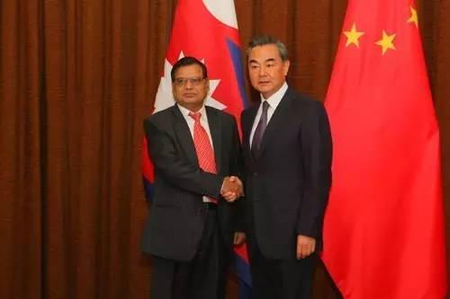 ▲尼泊尔副总理兼外长克里希纳·马哈拉8日说，尼泊尔不会在中印之间选边站。图为中国外长王毅与马哈拉在会谈前握手。
