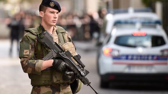 巴黎车撞哨兵嫌犯无犯罪前科 法国反恐再遇难题