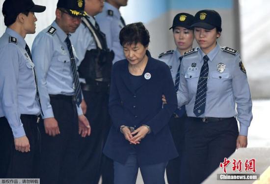 韩国前总统朴槿惠被押送至首尔中央地方法院，接受公审。