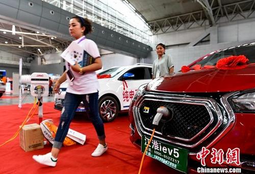 展会现场一款纯电动汽车受到新疆购车族的青睐。 <a target='_blank' href='http://www.chinanews.com/'>中新社</a>记者 刘新 摄