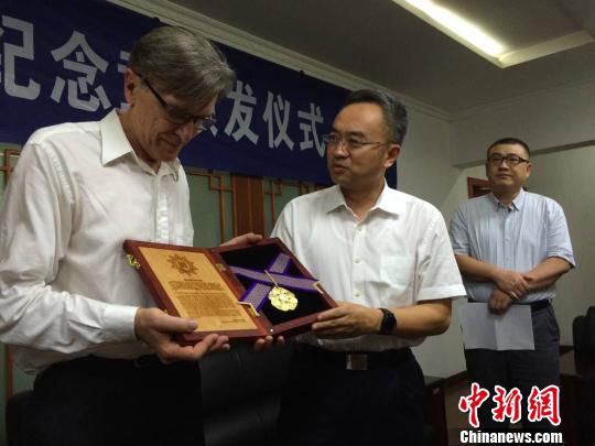国际友人约翰·马吉之孙克里斯·马吉获颁紫金草国际和平纪念章。南京大屠杀遇难同胞纪念馆供图