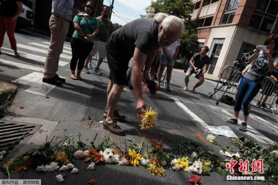 当地时间2017年8月13日，美国弗吉尼亚州夏洛茨维尔市，民众在事发地点献花悼念遇难者。