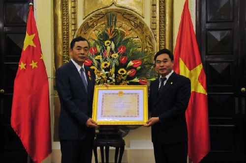 　2014年4月，越南外交部副部长胡春山向时任中国驻越大使孔铉佑（左）授予越南国家友谊勋章。（新华社发）