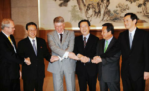 2008年7月10日，第六轮六方会谈第二次会间团长会在北京钓鱼台芳菲苑开幕。左四为时任中国代表团团长武大伟。（新华社发）