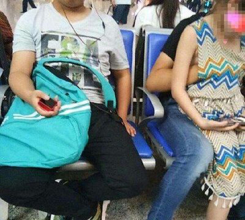 南京南站成年男子公然猥亵未成年少女。(图片来源：微博截图) 