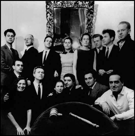 玛格南图片社成员于1957年在巴黎会面，左下第三位是约翰·莫里斯 图片来源：Magnum Photo