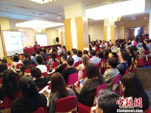 中国侨网13日下午，主题为“中国欢迎你们”的赴华留学介绍会在印尼首都雅加达北区举行。200多名即将赴中国求学的学生及其家长前来参加。　陈玉兰供图 摄