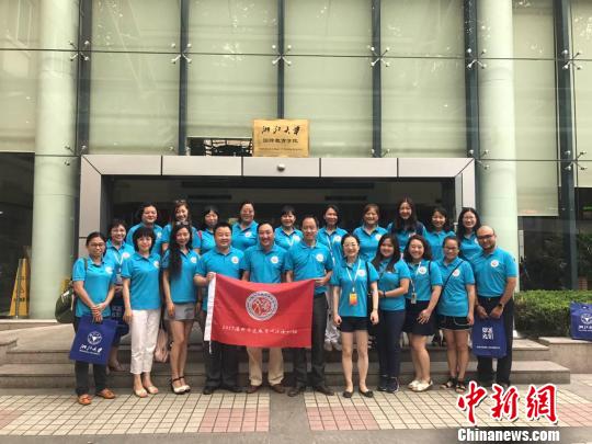 中国侨网8国20名华文教师在杭州开启了为期10天的海外华华文教师师资培训活动。　浙江省外侨办　摄