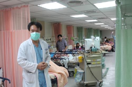 嘉义基督教医院急诊部上月出现4、50次满载，急诊部主任刘中贤(左)今天呼吁民众落实检伤分流，勿把急诊当门诊看。