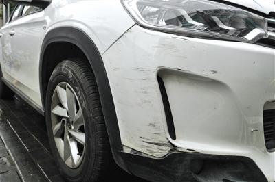 　8月13日，蒲黄榆路，一辆共享汽车有明显剐痕。