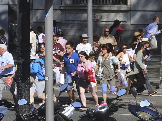 8月17日，巴塞罗那，袭击发生后，街道上行人四散奔逃。（新华/美联）