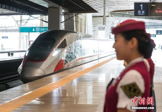 6月26日，具有完全自主知识产权的中国标准动车组“复兴号”在京沪高铁正式双向首发。<a target='_blank' href='http://www.chinanews.com/'>中新社</a>记者 侯宇 摄