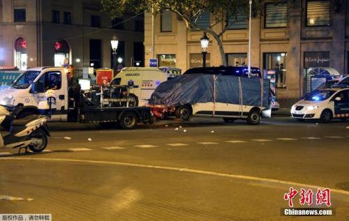 当地时间8月17日，西班牙巴塞罗那发生撞人事件，肇事车辆被拖走