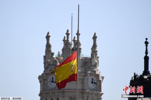 当地时间2017年8月18日，巴塞罗那恐怖袭击发生后，西班牙马德里西贝雷斯宫外降半旗致哀。