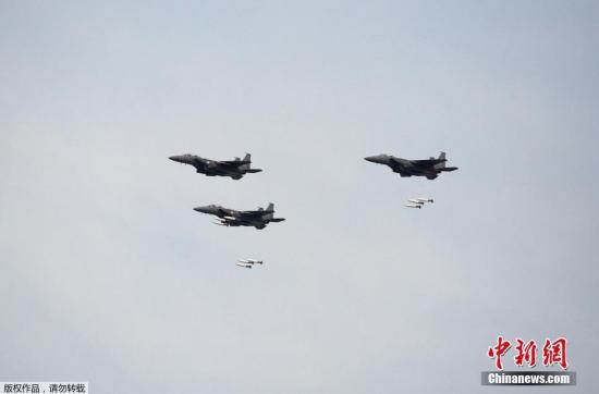 当地时间4月21日，韩美两国的韩国抱川举行联合实弹军事演习。图为韩国战机在目标区域上空投弹。