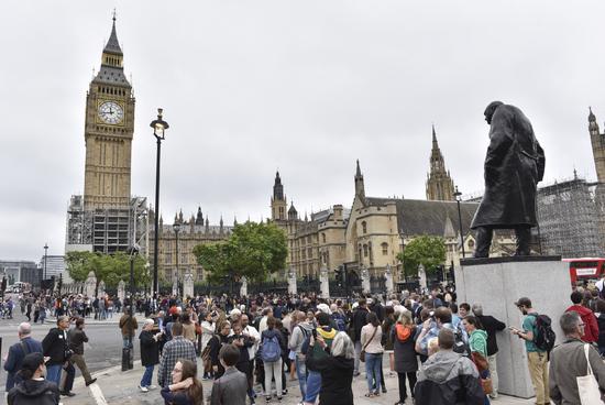 8月21日，在英国伦敦，游客聚集在“大本钟”前，等待“大本钟”大修前最后一次报时。新华社发（史蒂芬·程摄）