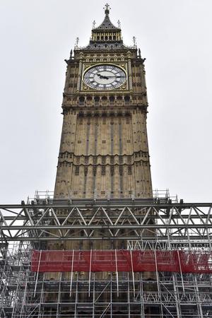 21日中午12时，英国伦敦地标性建筑“大本钟”在接受大修前最后一次报时，今后4年大部分时间将处于静音模式。 新华社发（史蒂芬·程摄）