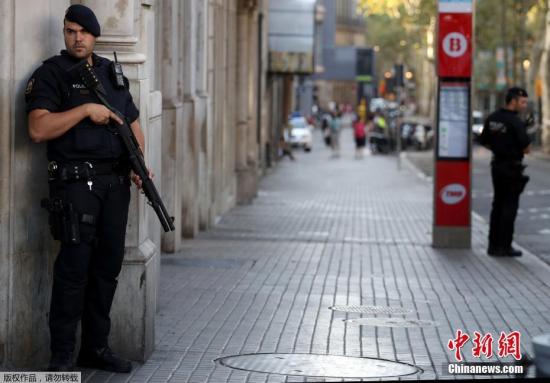 当地时间8月18日，西班牙巴塞罗那兰布拉大街，恐袭发生后警方加强巡逻安保。