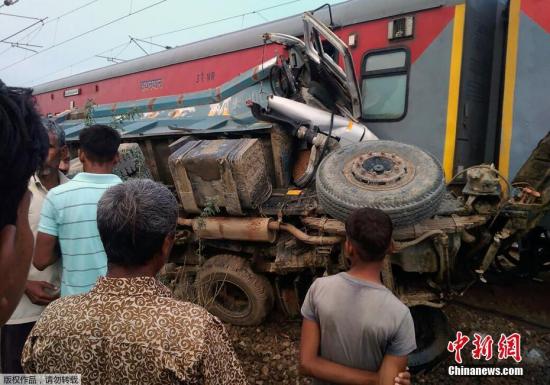 据外媒报道，印度北方邦8月23日凌晨发生火车脱轨事故，造成至少50名乘客受伤。报道称，当地时间23日凌晨2点40分左右，Kaifiyat Express列车在北方邦Auraiya地区附近与翻斗车相撞，造成9节车厢脱轨，至少50名乘客受伤，伤者已被紧急送往医院。据悉，这是5天以来北方邦发生的第二起火车脱轨事故，19日的事故共导致22人死亡，156人受伤。