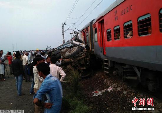 据外媒报道，印度北方邦8月23日凌晨发生火车脱轨事故，造成至少50名乘客受伤。报道称，当地时间23日凌晨2点40分左右，Kaifiyat Express列车在北方邦Auraiya地区附近与翻斗车相撞，造成9节车厢脱轨，至少50名乘客受伤，伤者已被紧急送往医院。据悉，这是5天以来北方邦发生的第二起火车脱轨事故，19日的事故共导致22人死亡，156人受伤。