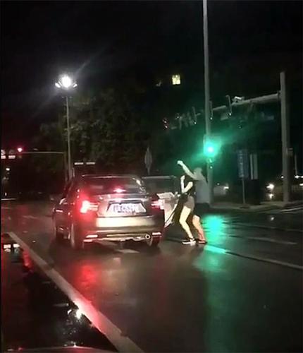 一对男女等红灯时下车热舞 警方:系一时兴起已警告